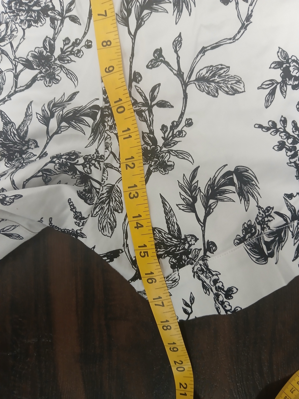 White House Black Market White and Black Floral Bermuda Shorts - Picture 6 of 7